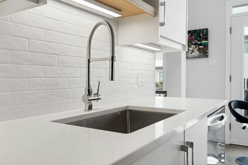 Lichte, moderne keuken met een kraan boven de spoelbak